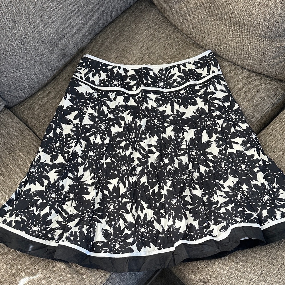 Jones New York A-Line Skirt with Black Floral Design Size 14 - Picture 4 of 7